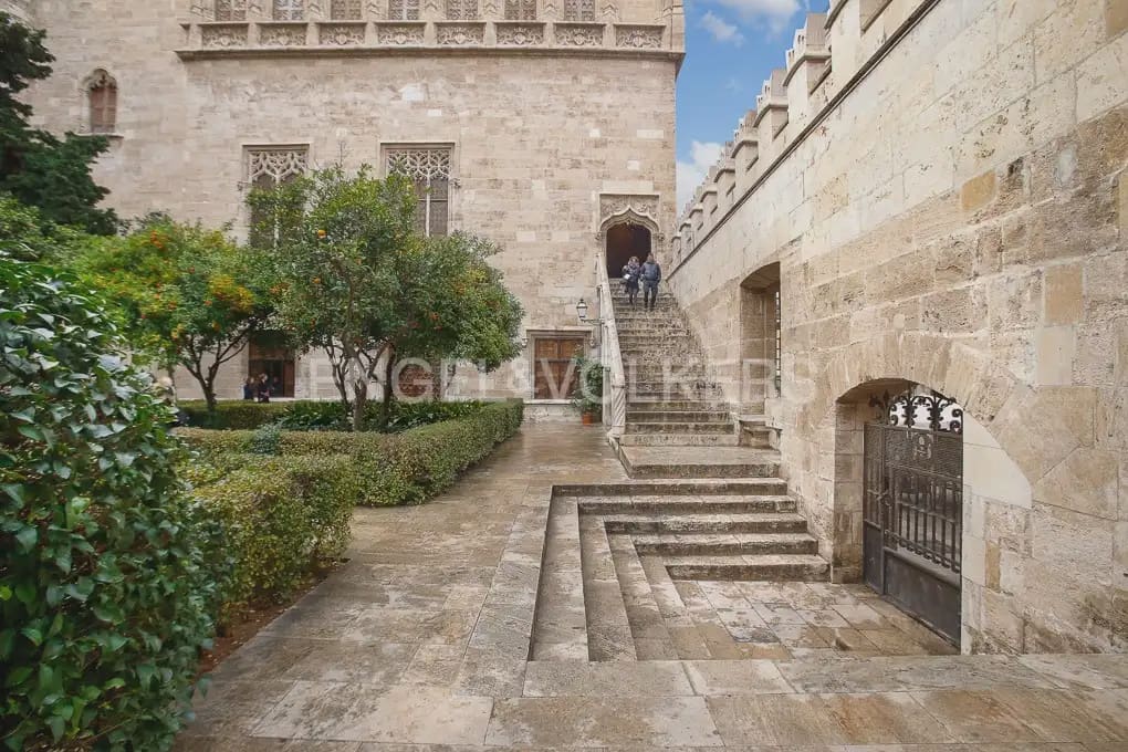 5 bedroom Flat for rent in Valencia city - € 2,300 (Ref: 9973874)