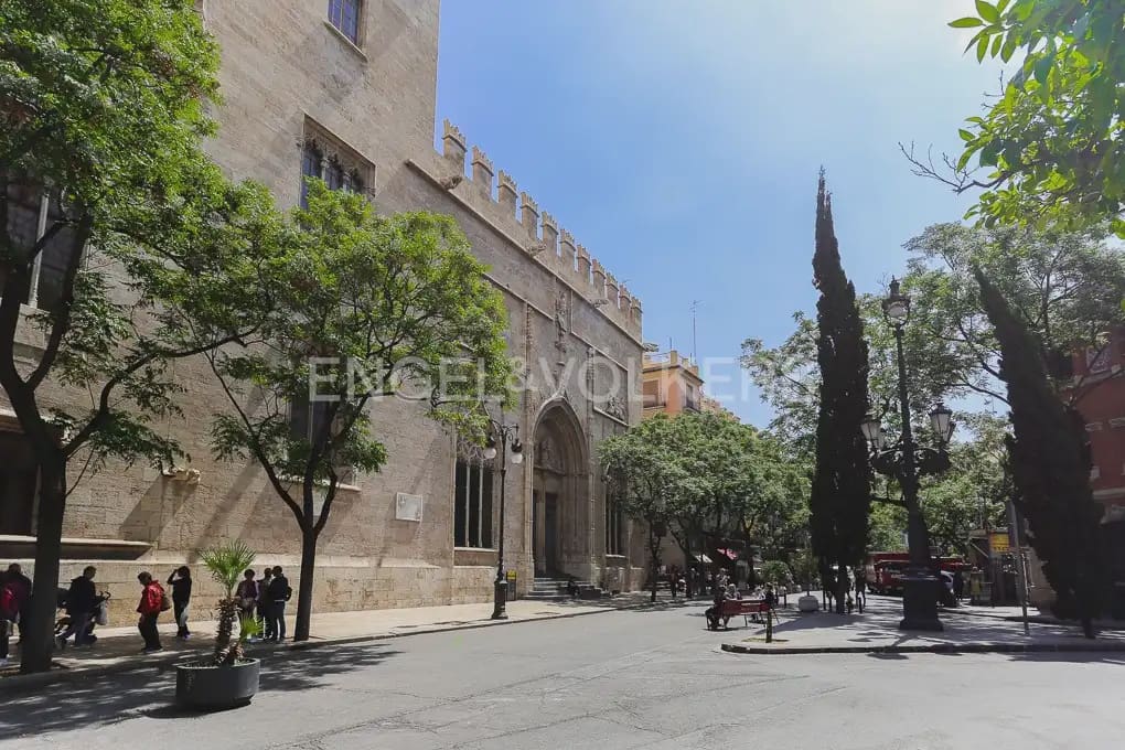 5 bedroom Flat for rent in Valencia city - € 2,300 (Ref: 9973874)
