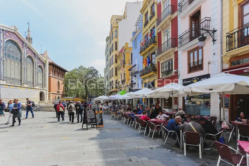 5 bedroom Flat for rent in Valencia city - € 2,300 (Ref: 9973874)