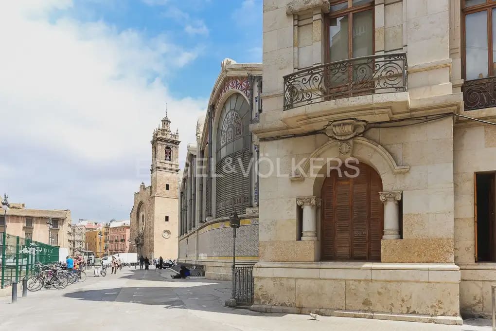 5 bedroom Flat for rent in Valencia city - € 2,300 (Ref: 9973874)