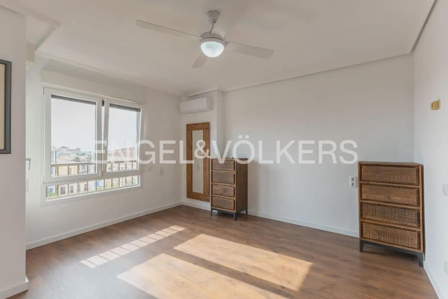 4 bedroom Flat for rent in Valencia city - € 3,000 (Ref: 9975714)