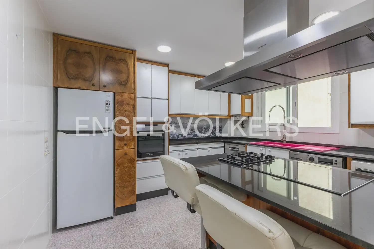 4 bedroom Flat for rent in Valencia city - € 3,000 (Ref: 9975714)