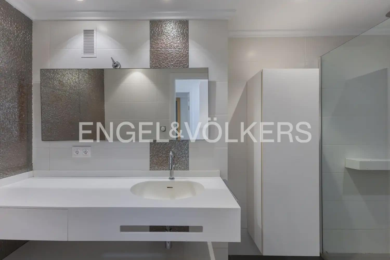 4 bedroom Flat for rent in Valencia city - € 3,000 (Ref: 9975714)