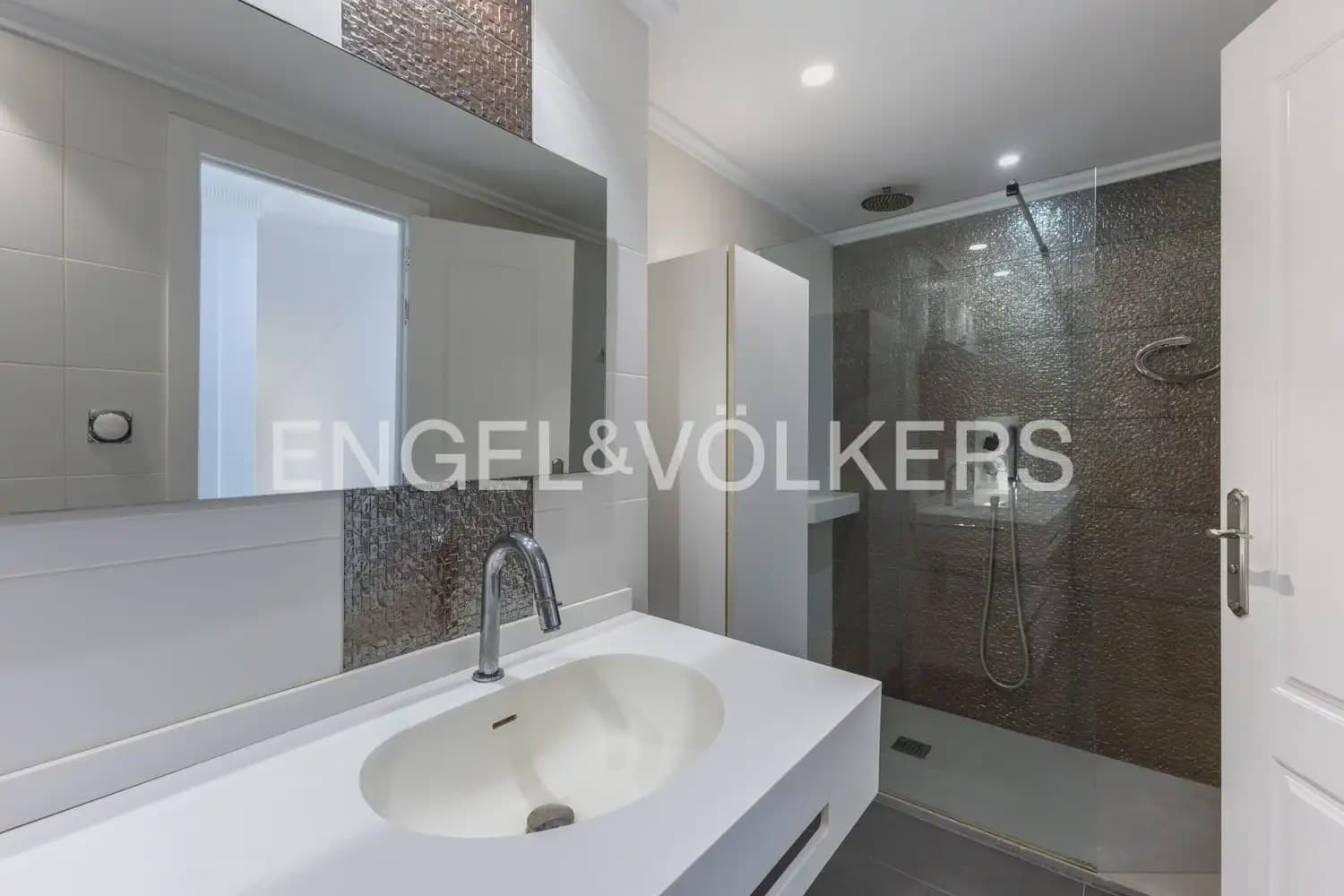 4 bedroom Flat for rent in Valencia city - € 3,000 (Ref: 9975714)