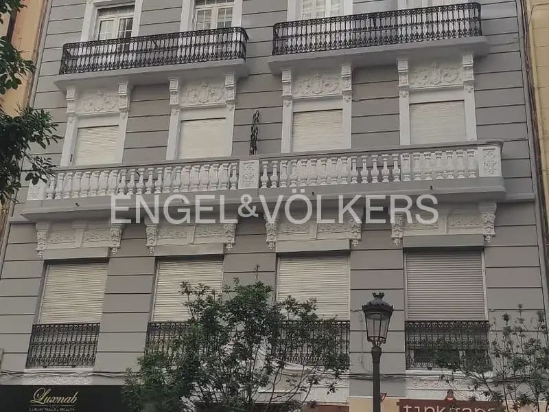 8 bedroom Flat for sale in Valencia city - € 1,235,000 (Ref: 9976507)
