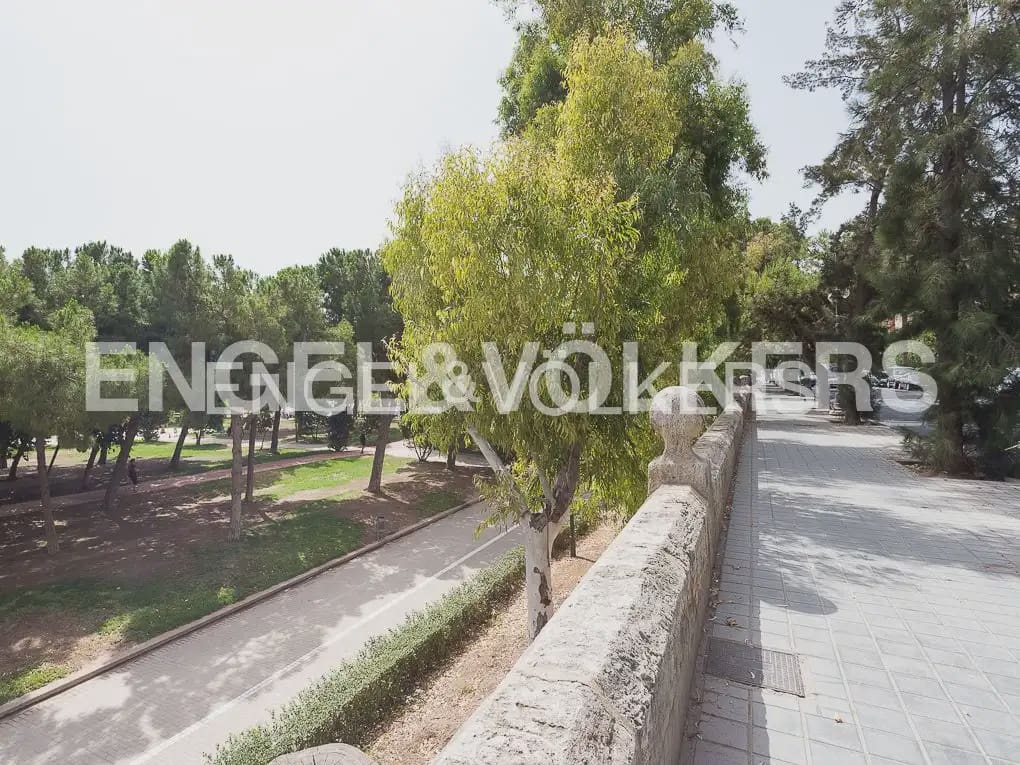 8 bedroom Flat for sale in Valencia city - € 1,235,000 (Ref: 9976507)