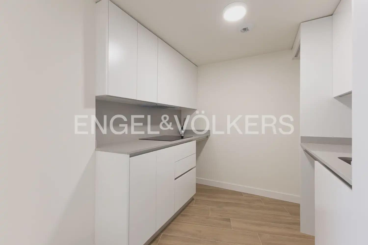 2 slaapkamer Flat te huur in Valencia stad met garage - € 1.500 (Ref: 9977685)
