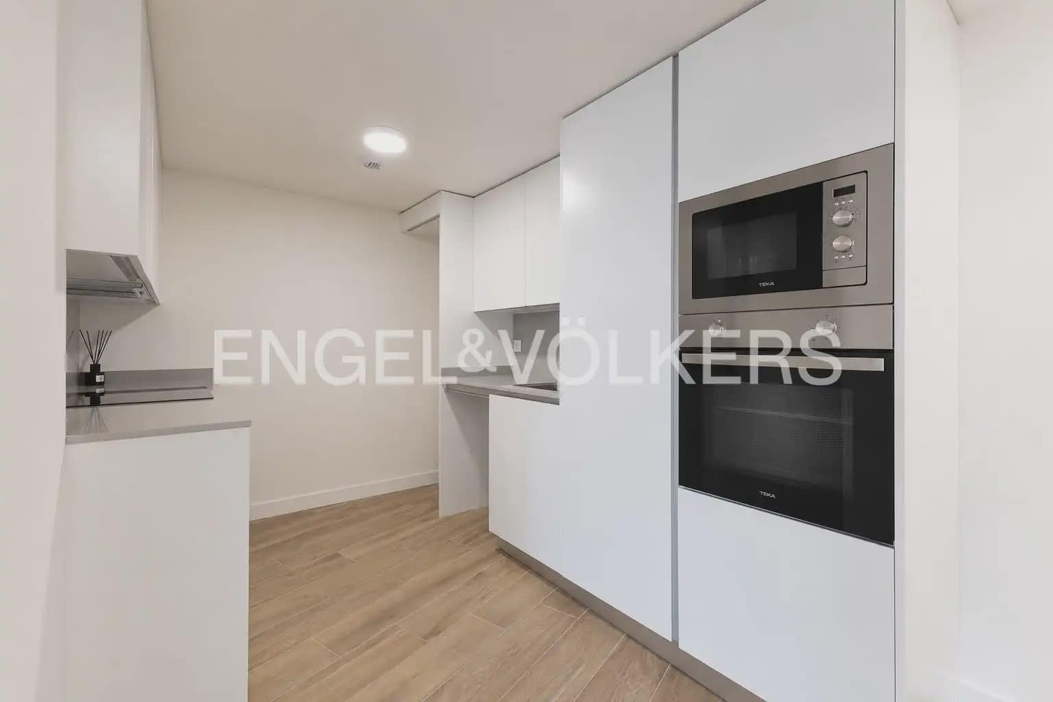 2 slaapkamer Flat te huur in Valencia stad met garage - € 1.500 (Ref: 9977685)