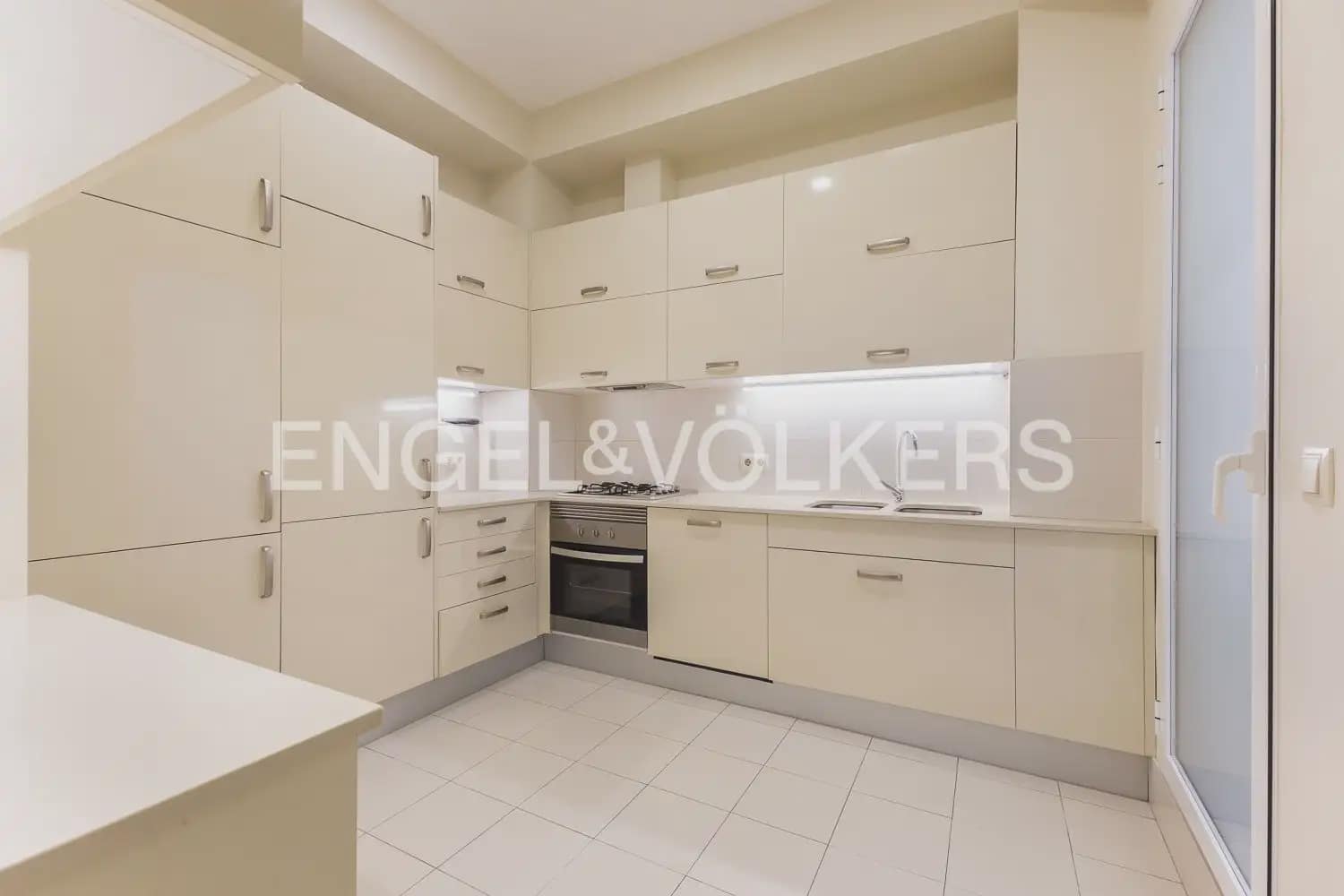 3 bedroom Flat for rent in Valencia city - € 2,800 (Ref: 9981308)