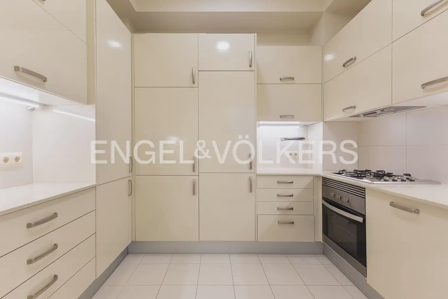 3 bedroom Flat for rent in Valencia city - € 2,800 (Ref: 9981308)