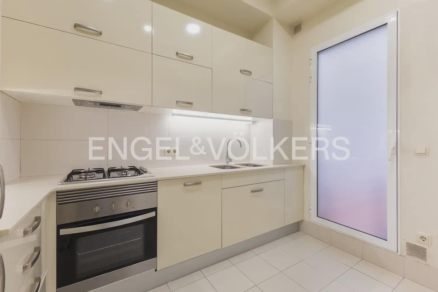 3 bedroom Flat for rent in Valencia city - € 2,800 (Ref: 9981308)