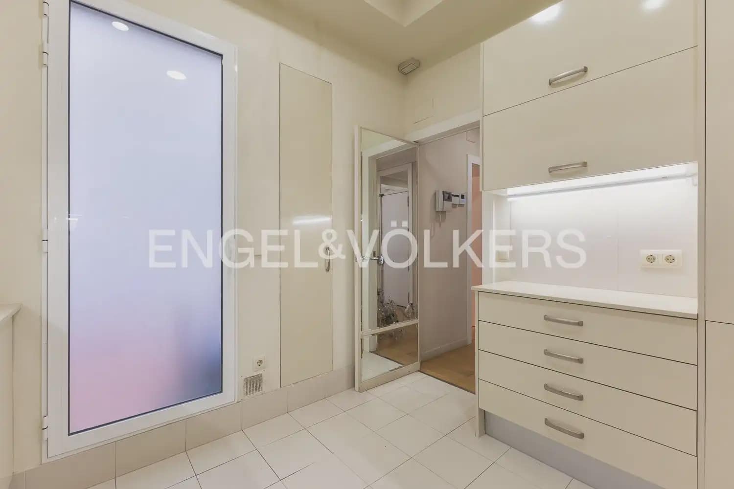 3 bedroom Flat for rent in Valencia city - € 2,800 (Ref: 9981308)