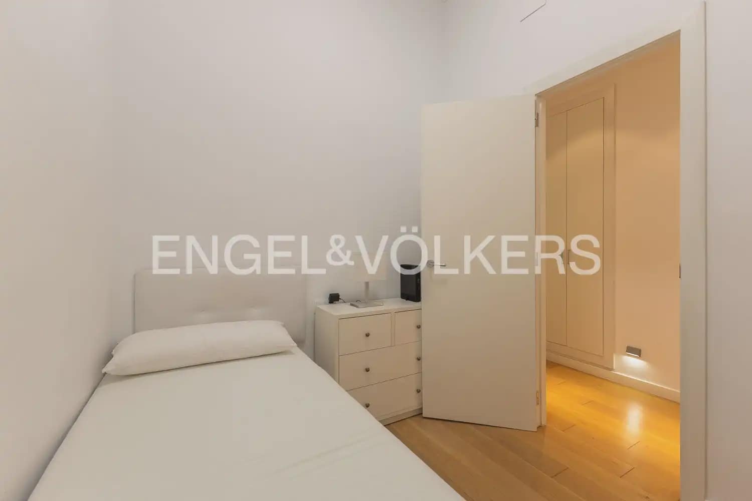 3 bedroom Flat for rent in Valencia city - € 2,800 (Ref: 9981308)