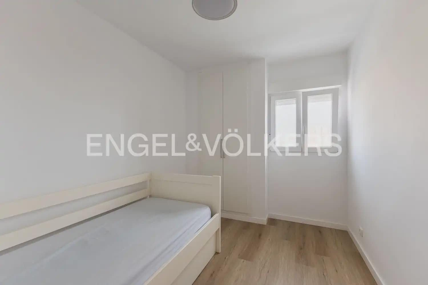 3 sypialnia Mieszkanie do wynajęcia w Miasto Walencja z basenem garażem - 1 400 € (Ref: 9981617)