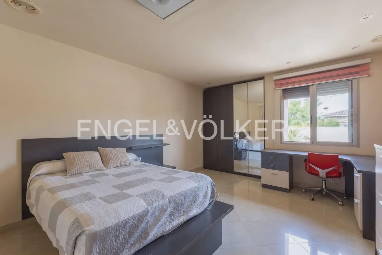 4 Zimmer Villa zu verkaufen in La Pobla de Vallbona mit Garage - 980.000 € (Ref: 9983828)