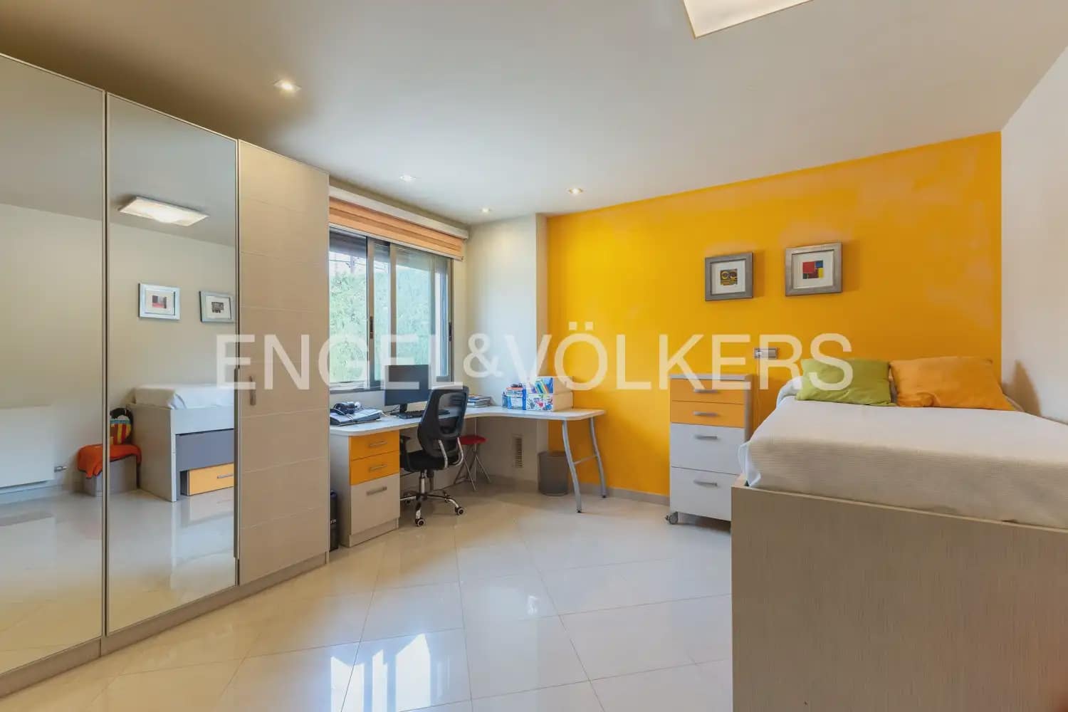 4 Zimmer Villa zu verkaufen in La Pobla de Vallbona mit Garage - 980.000 € (Ref: 9983828)