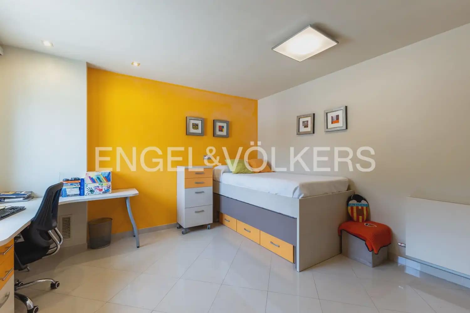 4 Zimmer Villa zu verkaufen in La Pobla de Vallbona mit Garage - 980.000 € (Ref: 9983828)