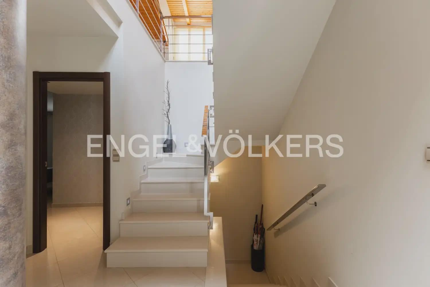 4 Zimmer Villa zu verkaufen in La Pobla de Vallbona mit Garage - 980.000 € (Ref: 9983828)