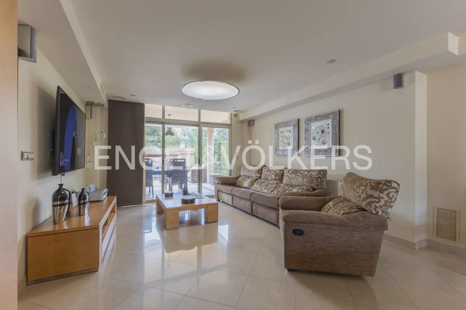 4 Zimmer Villa zu verkaufen in La Pobla de Vallbona mit Garage - 980.000 € (Ref: 9983828)