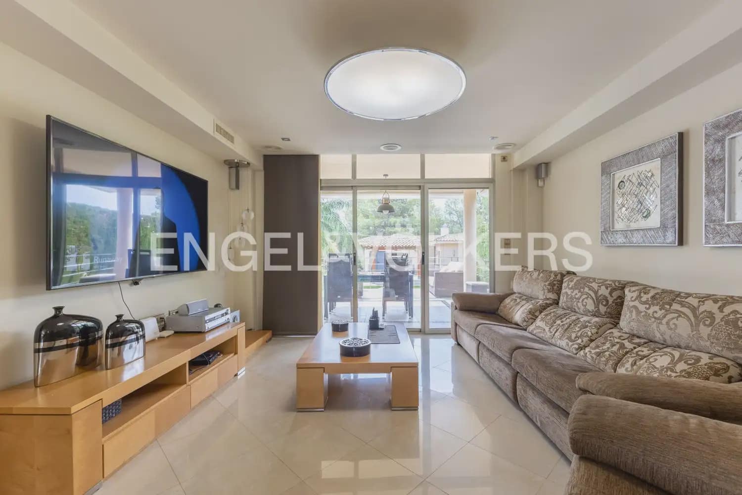 4 Zimmer Villa zu verkaufen in La Pobla de Vallbona mit Garage - 980.000 € (Ref: 9983828)