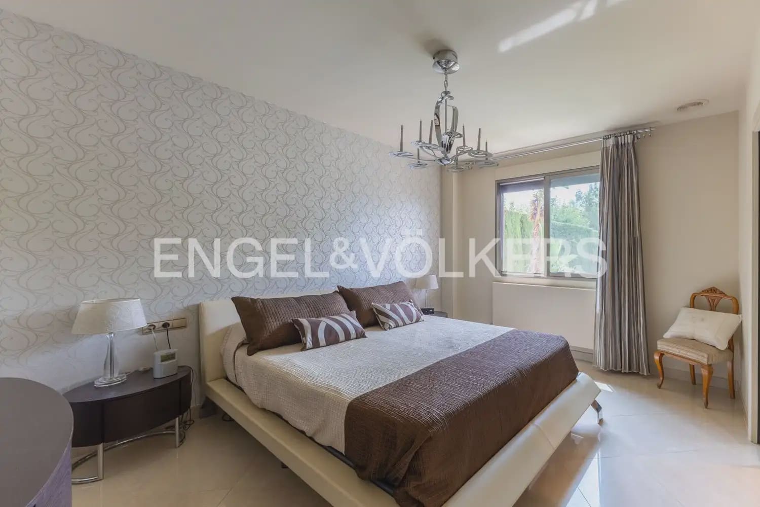 4 Zimmer Villa zu verkaufen in La Pobla de Vallbona mit Garage - 980.000 € (Ref: 9983828)