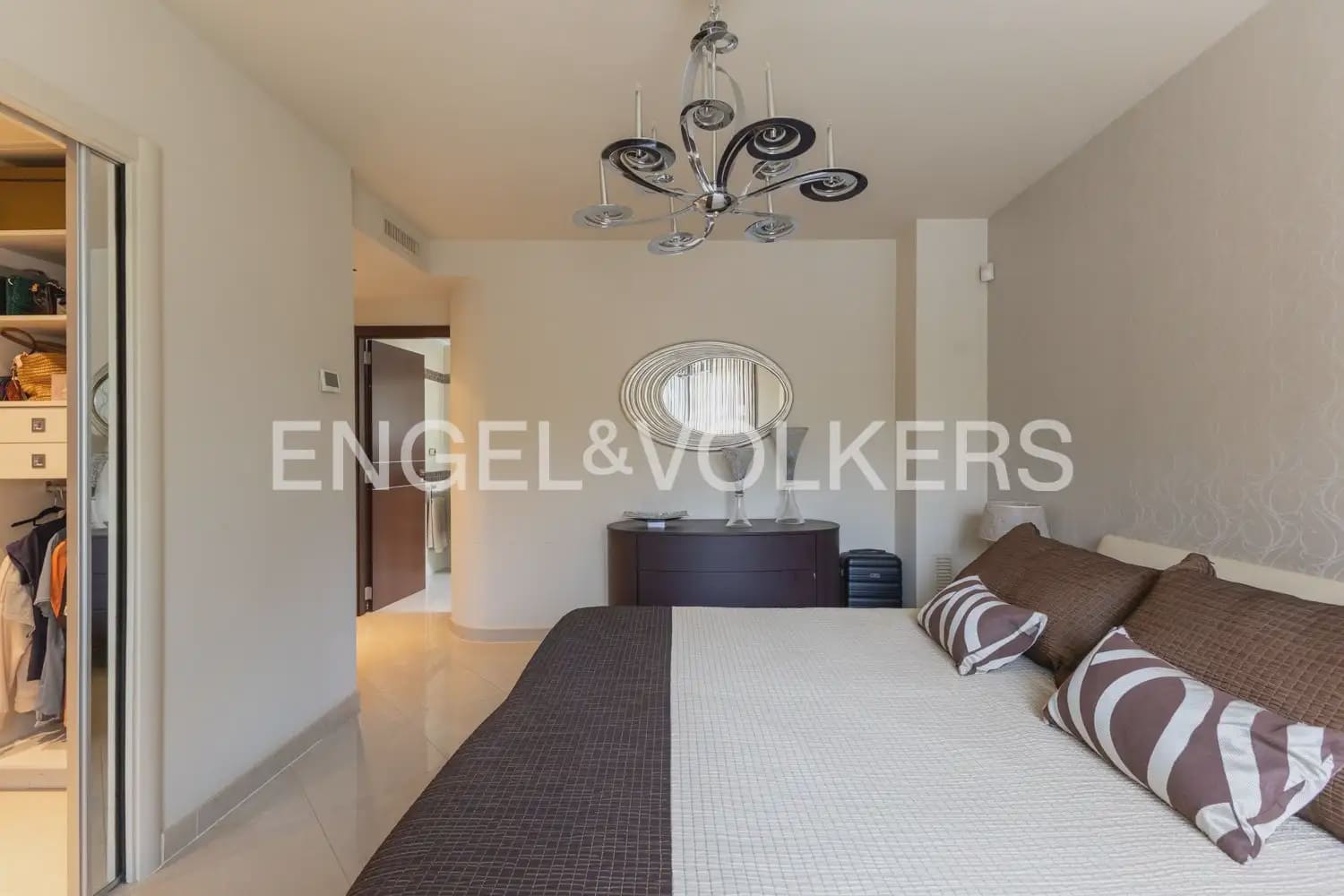 4 Zimmer Villa zu verkaufen in La Pobla de Vallbona mit Garage - 980.000 € (Ref: 9983828)