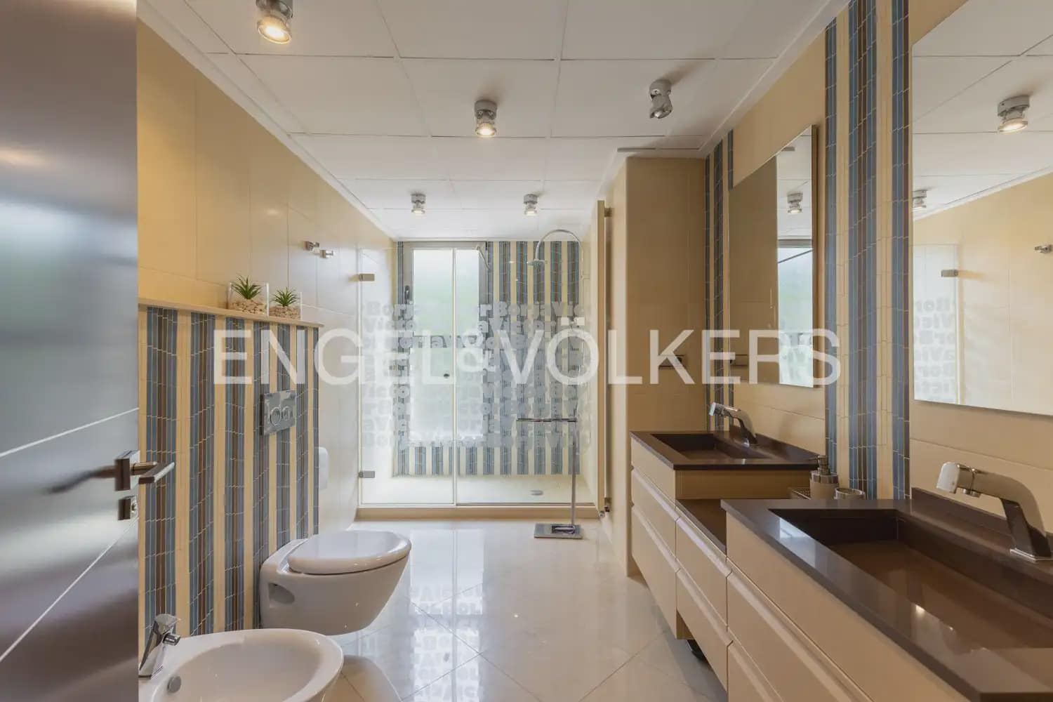 4 Zimmer Villa zu verkaufen in La Pobla de Vallbona mit Garage - 980.000 € (Ref: 9983828)