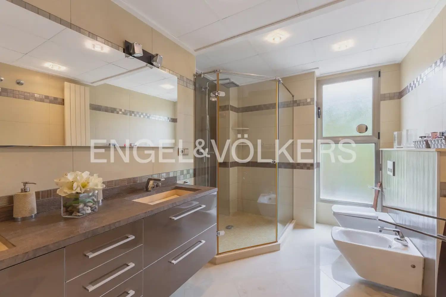 4 Zimmer Villa zu verkaufen in La Pobla de Vallbona mit Garage - 980.000 € (Ref: 9983828)