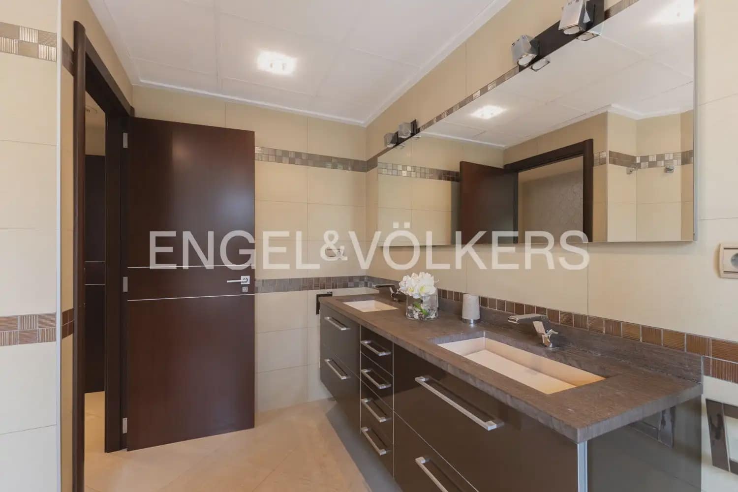 4 Zimmer Villa zu verkaufen in La Pobla de Vallbona mit Garage - 980.000 € (Ref: 9983828)