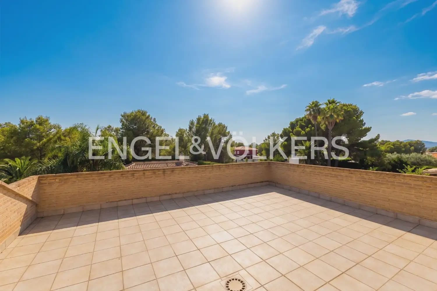 4 Zimmer Villa zu verkaufen in La Pobla de Vallbona mit Garage - 980.000 € (Ref: 9983828)