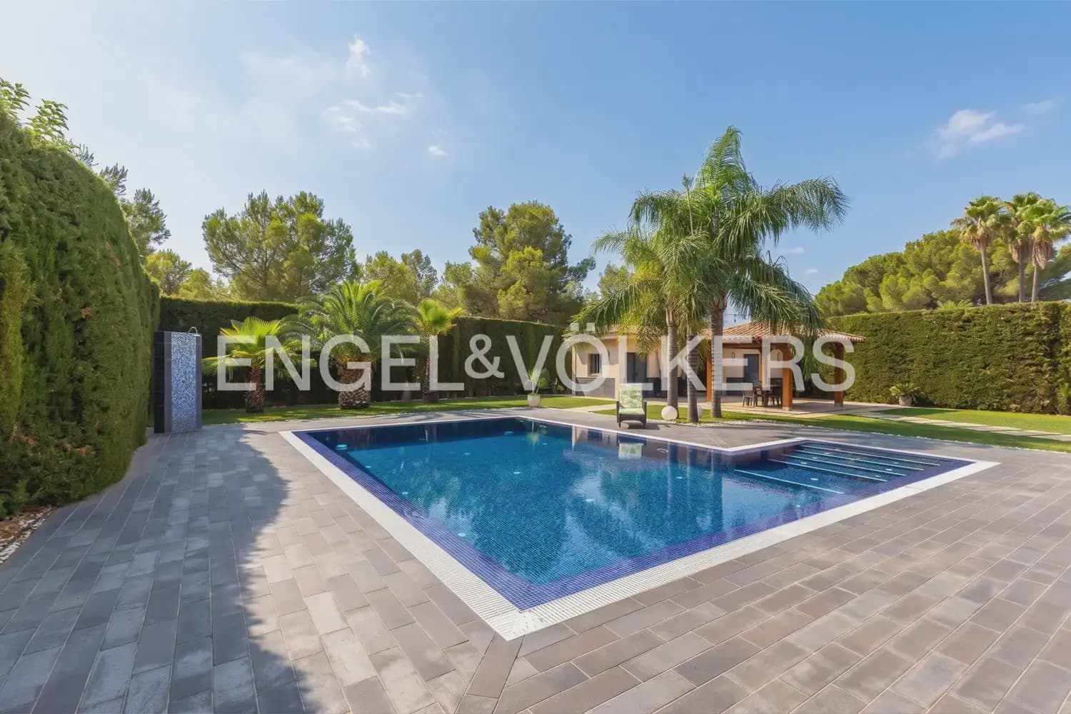4 Zimmer Villa zu verkaufen in La Pobla de Vallbona mit Garage - 980.000 € (Ref: 9983828)