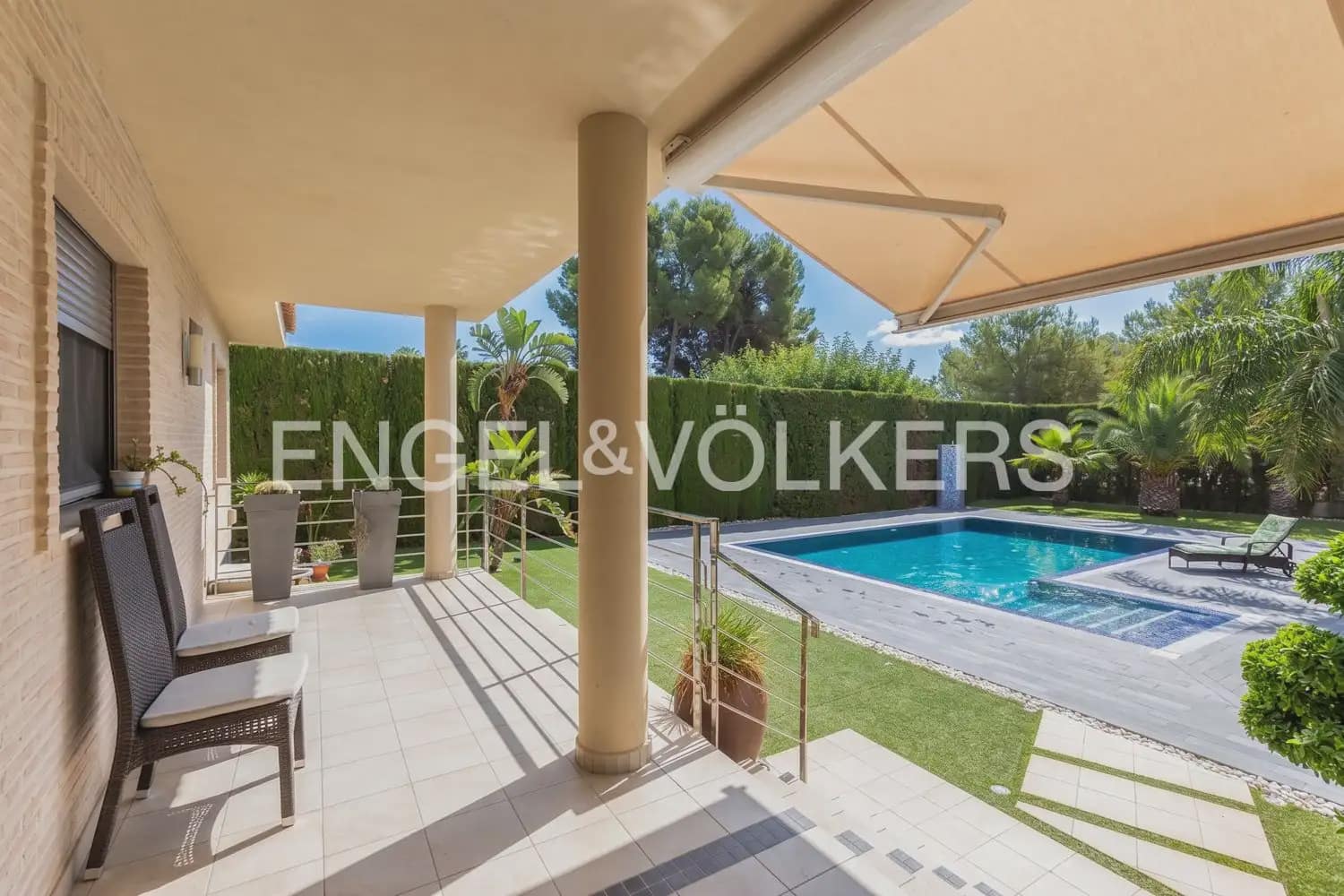 4 Zimmer Villa zu verkaufen in La Pobla de Vallbona mit Garage - 980.000 € (Ref: 9983828)