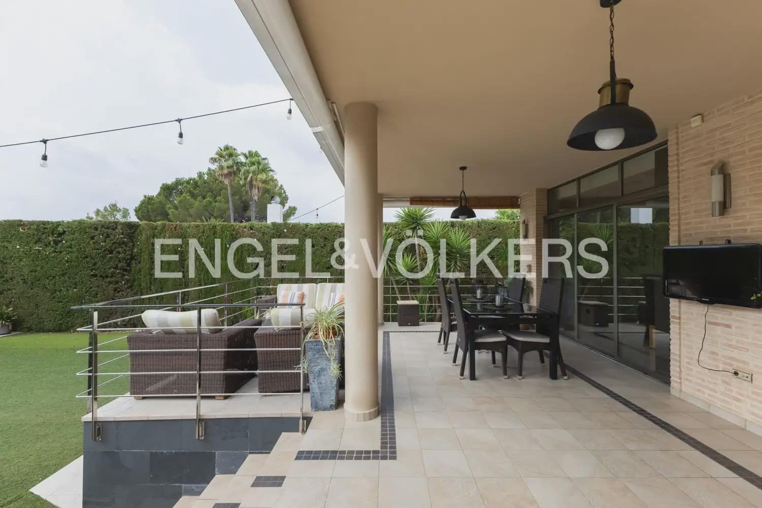4 Zimmer Villa zu verkaufen in La Pobla de Vallbona mit Garage - 980.000 € (Ref: 9983828)