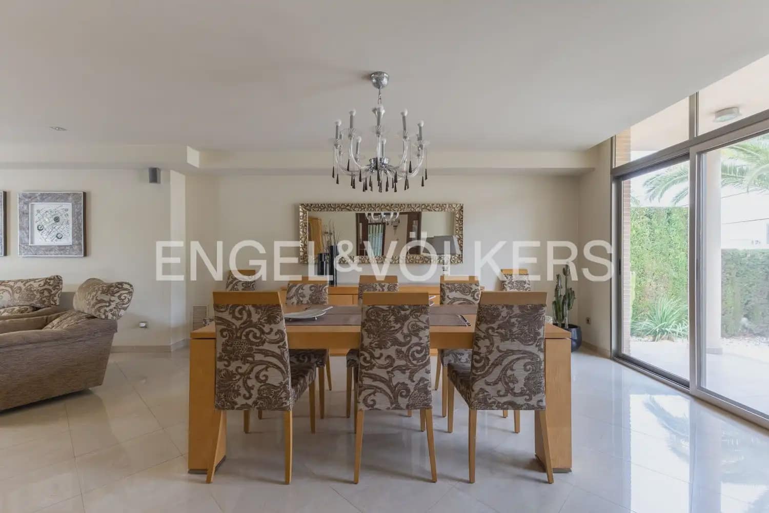 4 Zimmer Villa zu verkaufen in La Pobla de Vallbona mit Garage - 980.000 € (Ref: 9983828)