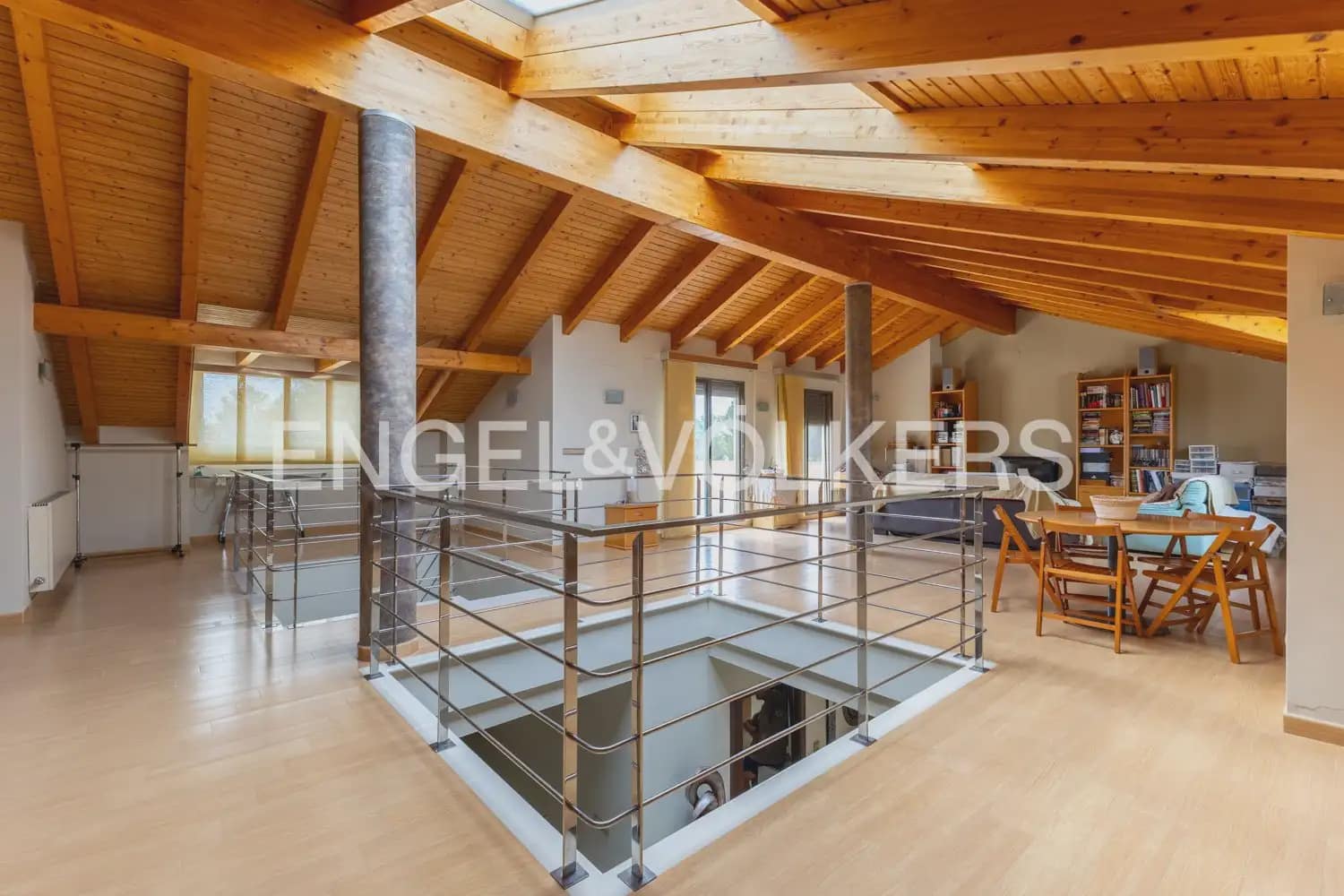 4 Zimmer Villa zu verkaufen in La Pobla de Vallbona mit Garage - 980.000 € (Ref: 9983828)