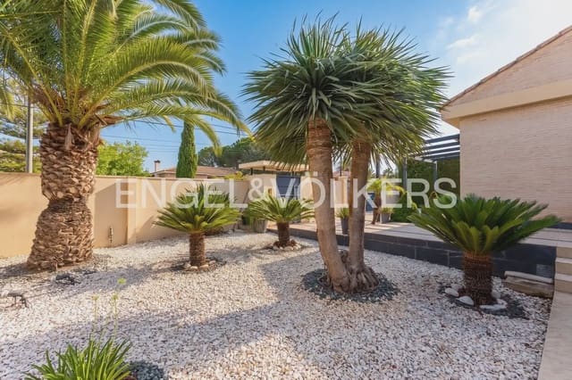Chalet de 4 habitaciones en La Pobla de Vallbona en venta con garaje - 980.000 € (Ref: 9983828)