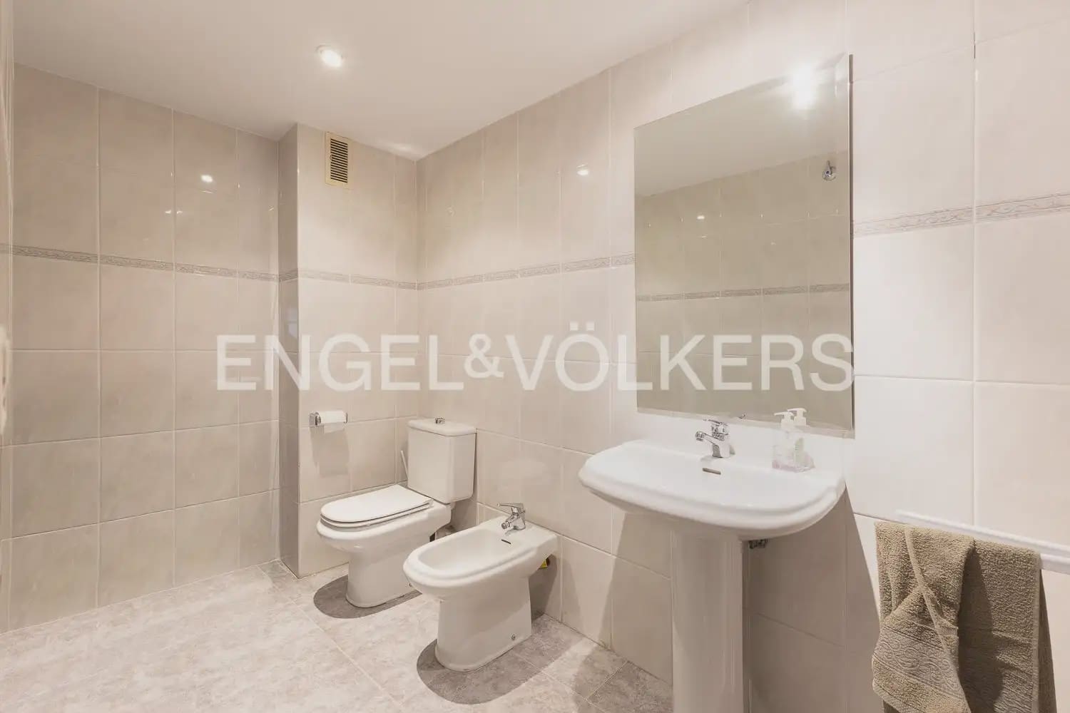 Appartement de 2 chambres à louer à Valence ville - 2 200 € (Ref: 9984085)