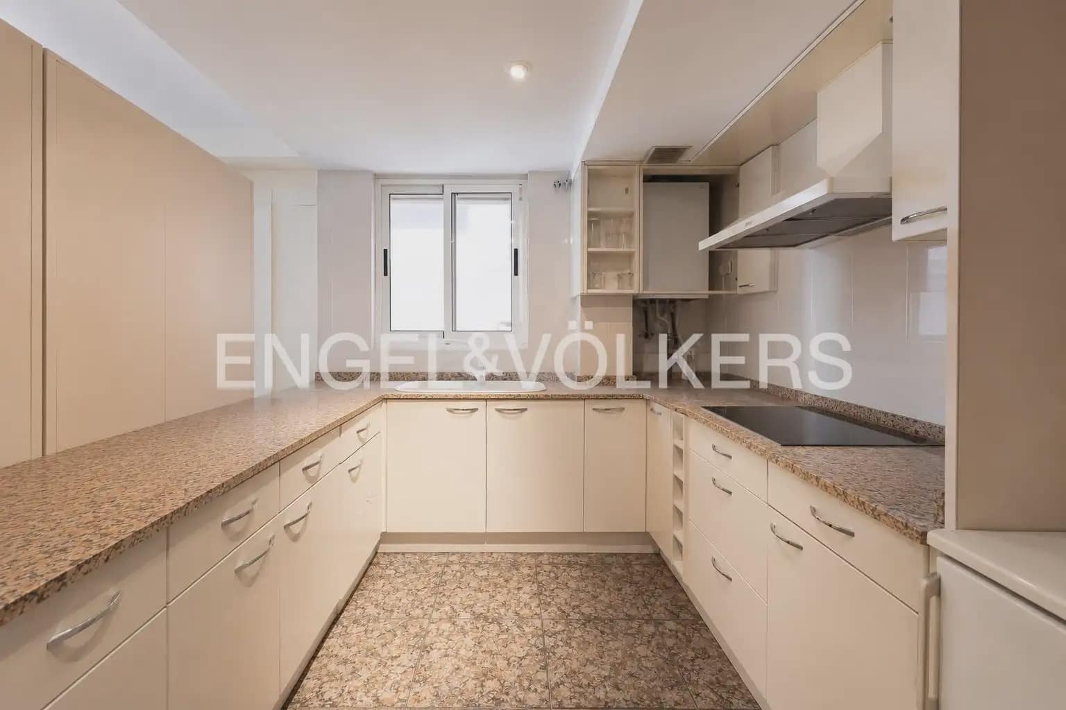 Appartement de 2 chambres à louer à Valence ville - 2 200 € (Ref: 9984085)