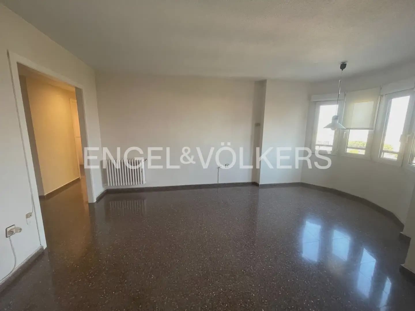 2 slaapkamer Flat te huur in Valencia stad met garage - € 1.300 (Ref: 9985748)
