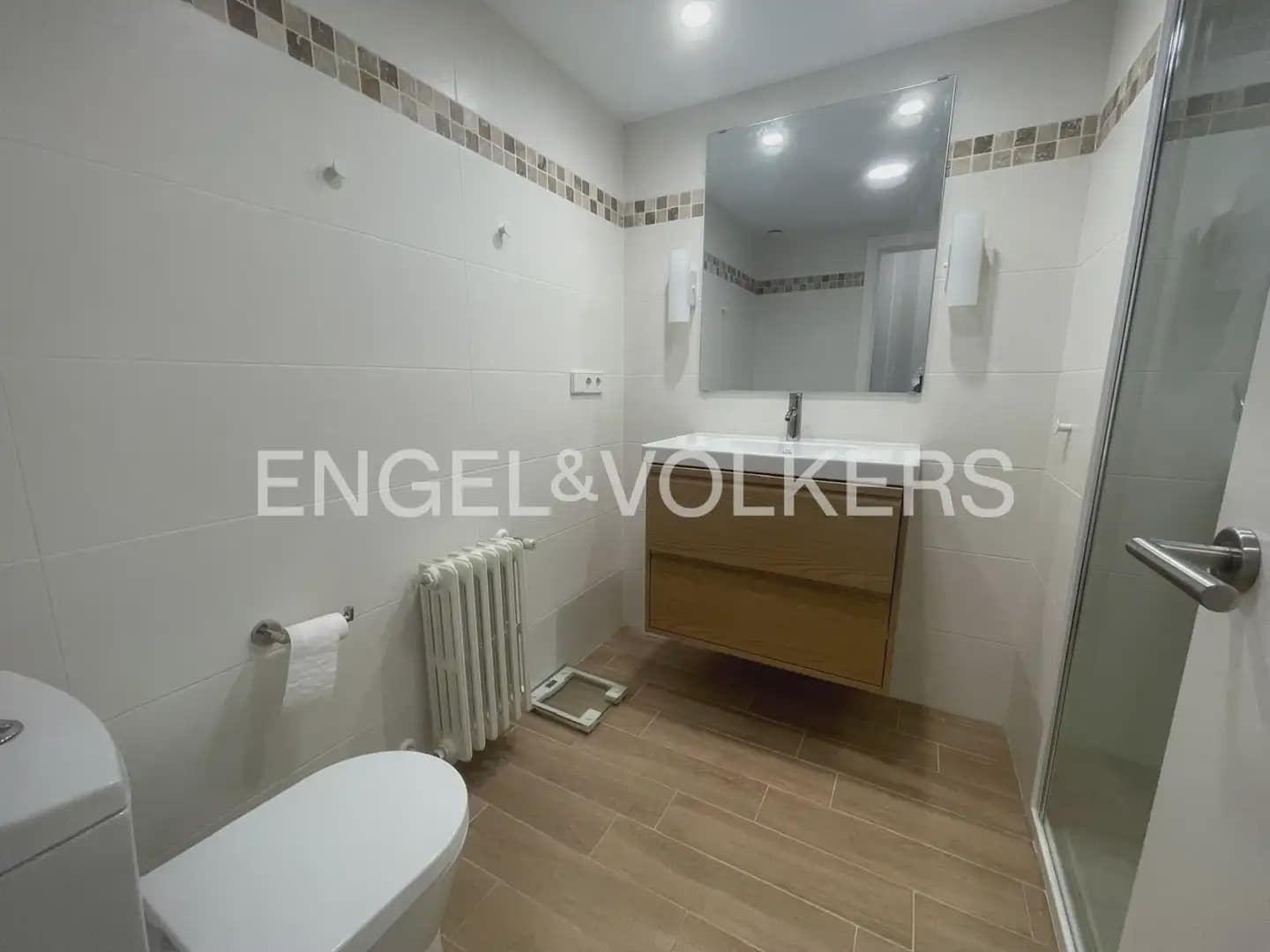 2 slaapkamer Flat te huur in Valencia stad met garage - € 1.300 (Ref: 9985748)