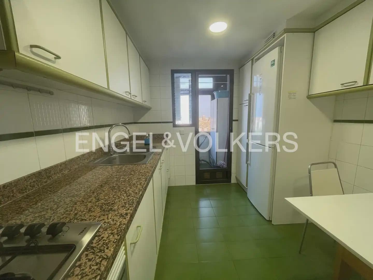 2 slaapkamer Flat te huur in Valencia stad met garage - € 1.300 (Ref: 9985748)