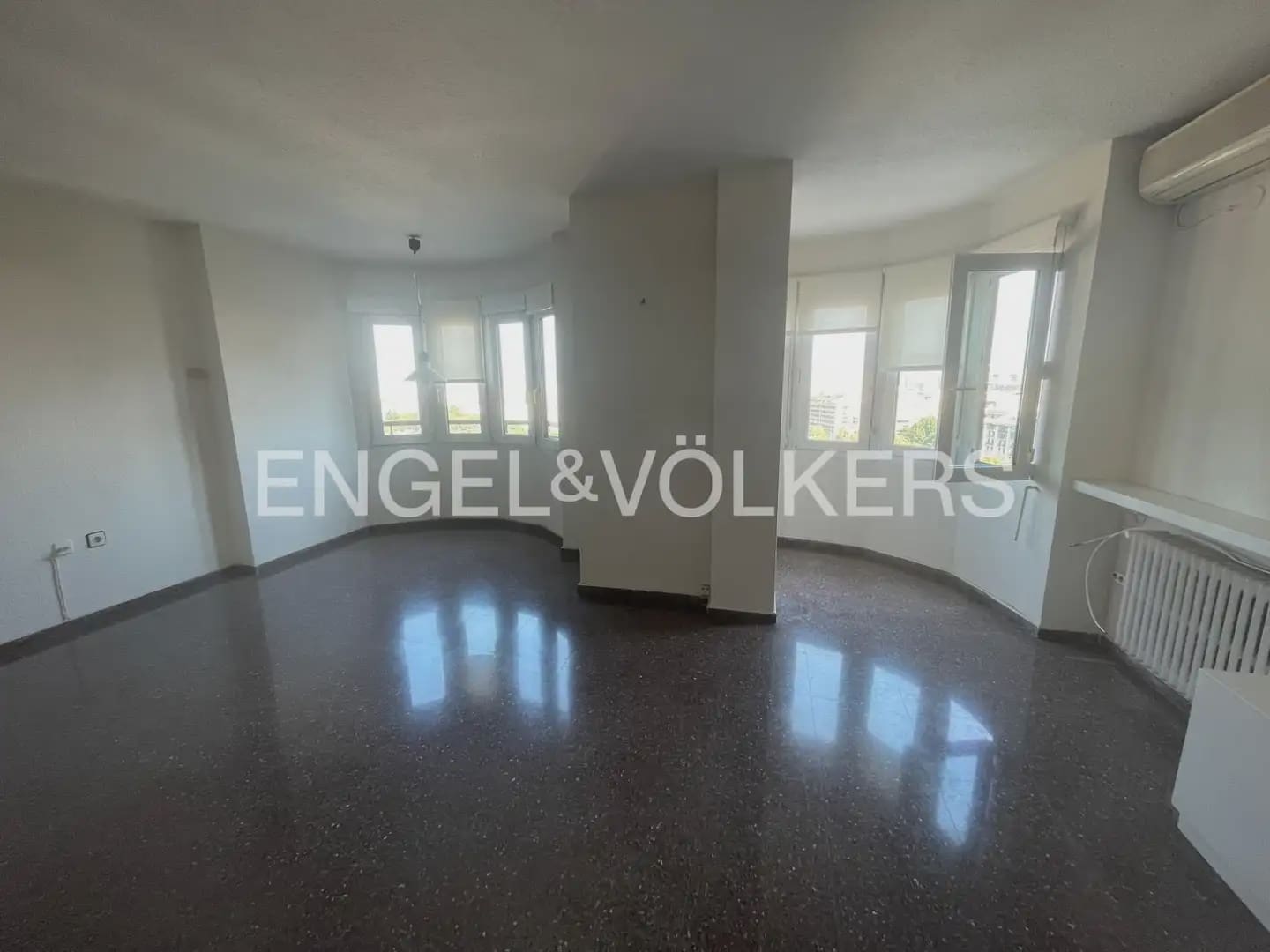 2 slaapkamer Flat te huur in Valencia stad met garage - € 1.300 (Ref: 9985748)