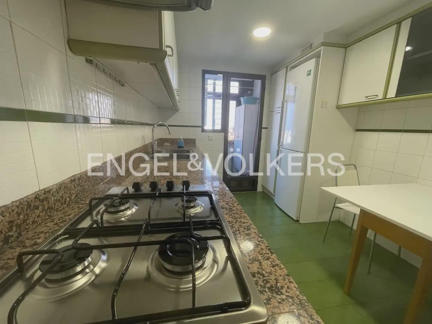 2 slaapkamer Flat te huur in Valencia stad met garage - € 1.300 (Ref: 9985748)