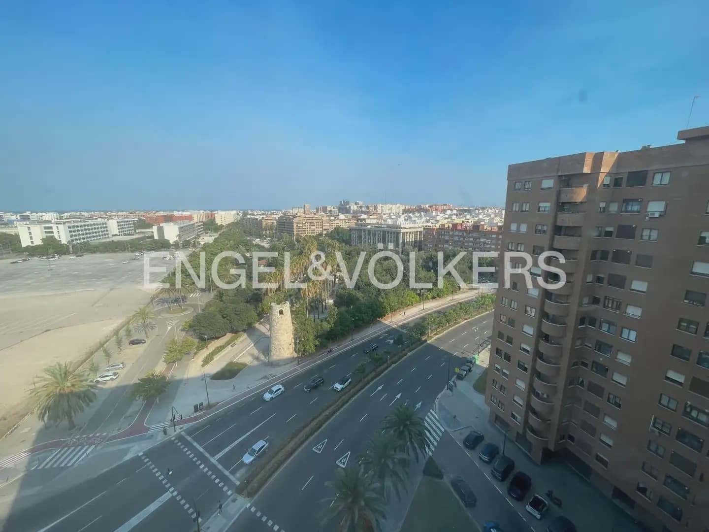 2 slaapkamer Flat te huur in Valencia stad met garage - € 1.300 (Ref: 9985748)