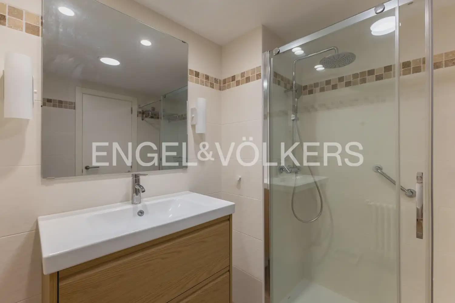 2 slaapkamer Flat te huur in Valencia stad met garage - € 1.300 (Ref: 9985748)