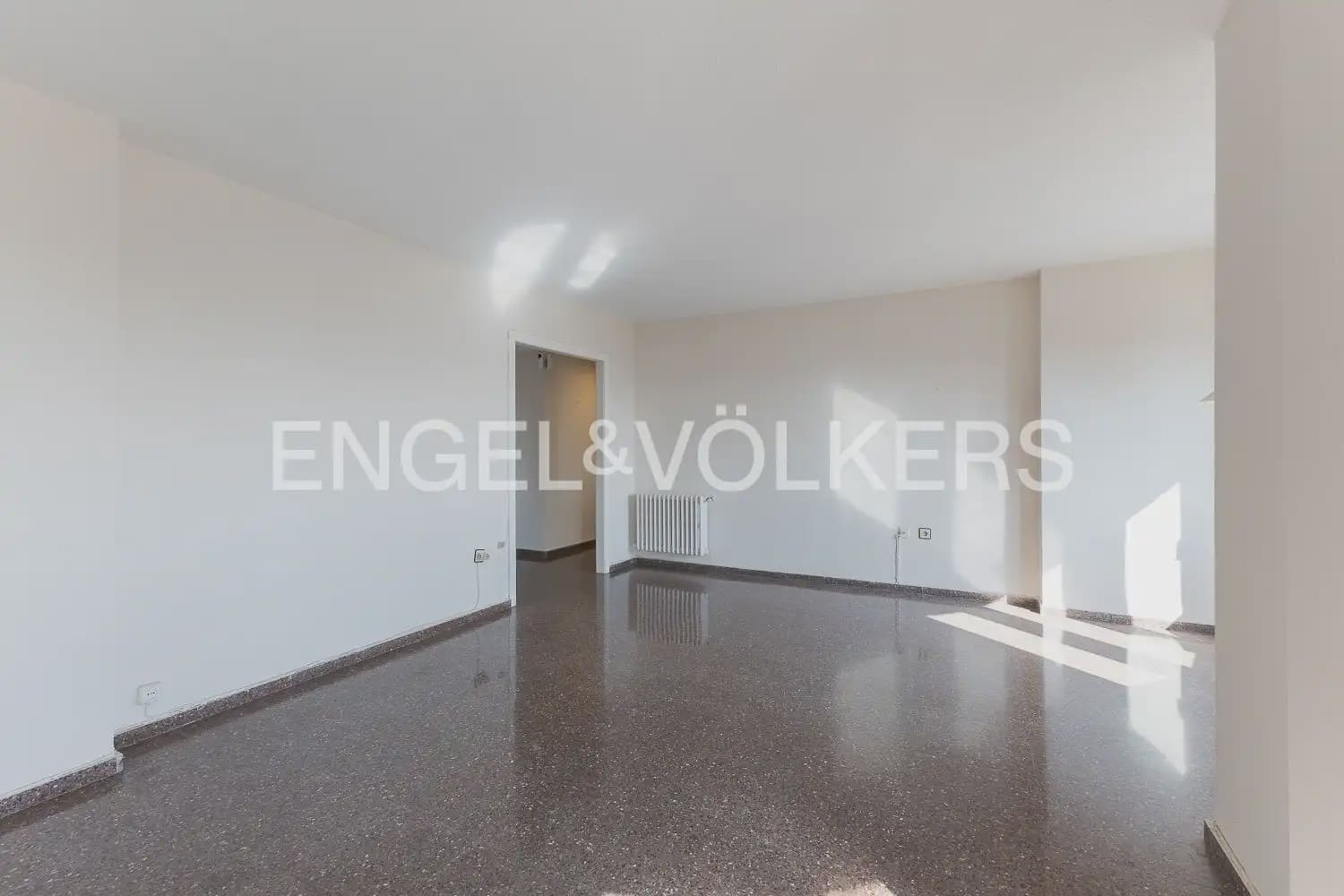 2 slaapkamer Flat te huur in Valencia stad met garage - € 1.300 (Ref: 9985748)