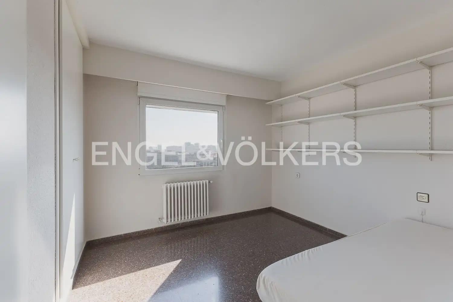 2 slaapkamer Flat te huur in Valencia stad met garage - € 1.300 (Ref: 9985748)