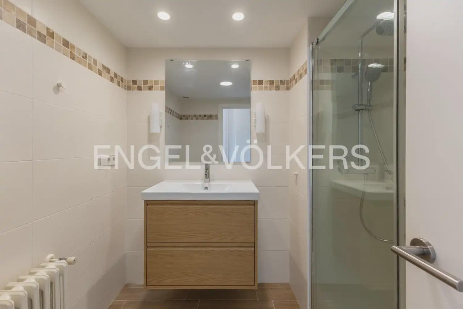 2 slaapkamer Flat te huur in Valencia stad met garage - € 1.300 (Ref: 9985748)