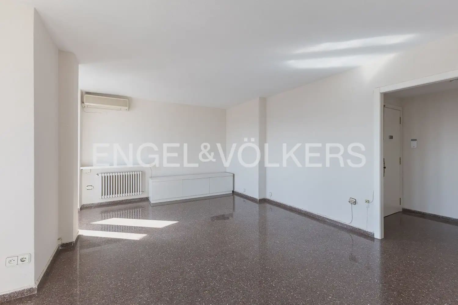 2 slaapkamer Flat te huur in Valencia stad met garage - € 1.300 (Ref: 9985748)