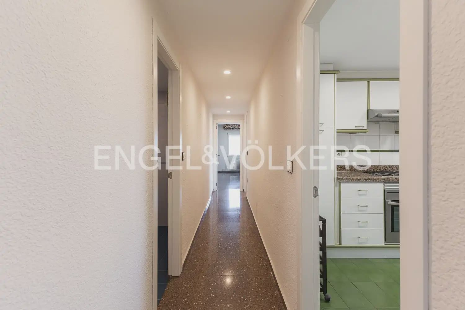 2 slaapkamer Flat te huur in Valencia stad met garage - € 1.300 (Ref: 9985748)